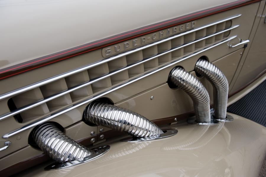 Детали экстерьера Auburn 851 Supercharged Dual Ratio Phaeton Sedan 1935 года  (фото 26 из 40)